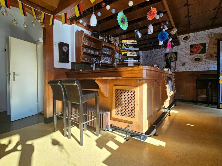 Theke und Toiletten links