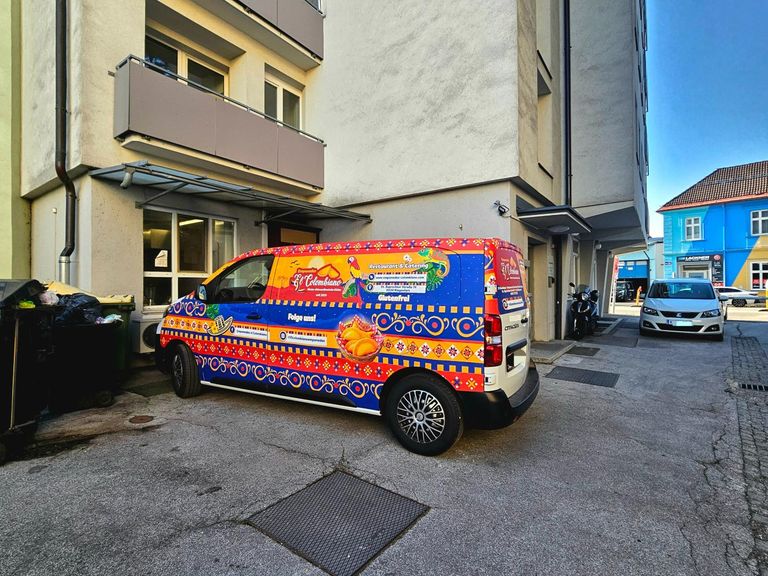 zugeordneter Parkplatz hinter der Küche