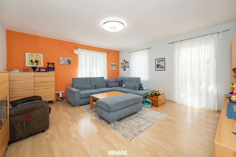 Wohnzimmer mit Zugang zur Terrasse EG