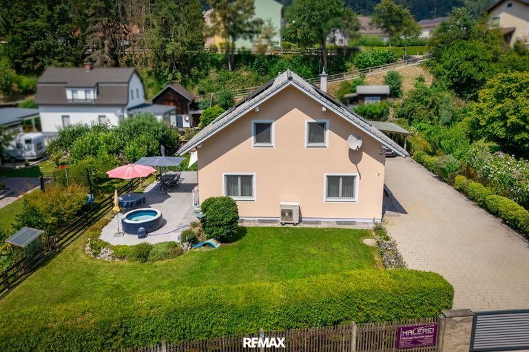 Vorderansicht mit Terrasse