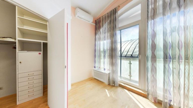 Hauptschlafzimmer mit begehbaren Kleiderschrank un
