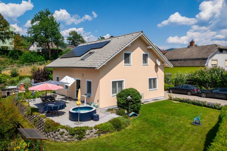 Gartenansicht mit Terrasse