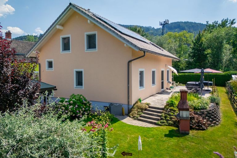 Gartenseite mit Terrasse