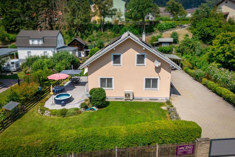 Vorderansicht mit Terrasse