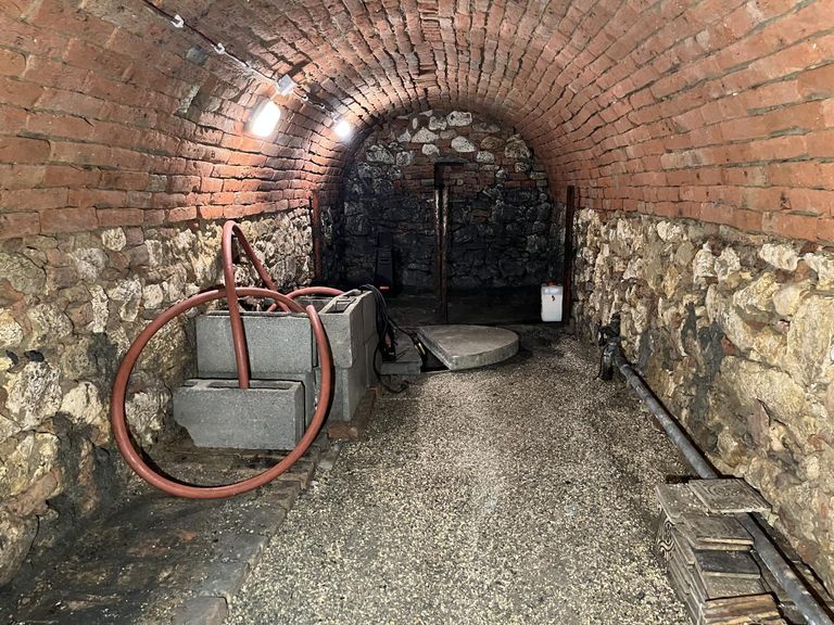 ca. 9 m langer gewölbter Erdkeller mit Brunnen