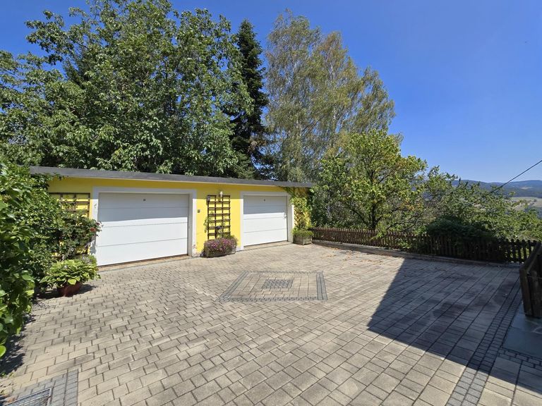 Garage mit Abstellplatz