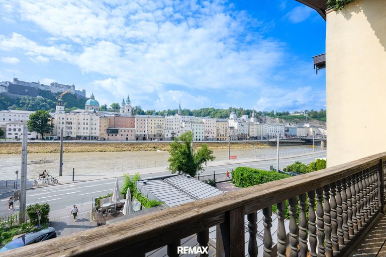 Balkon mit Blick auf die Stadt