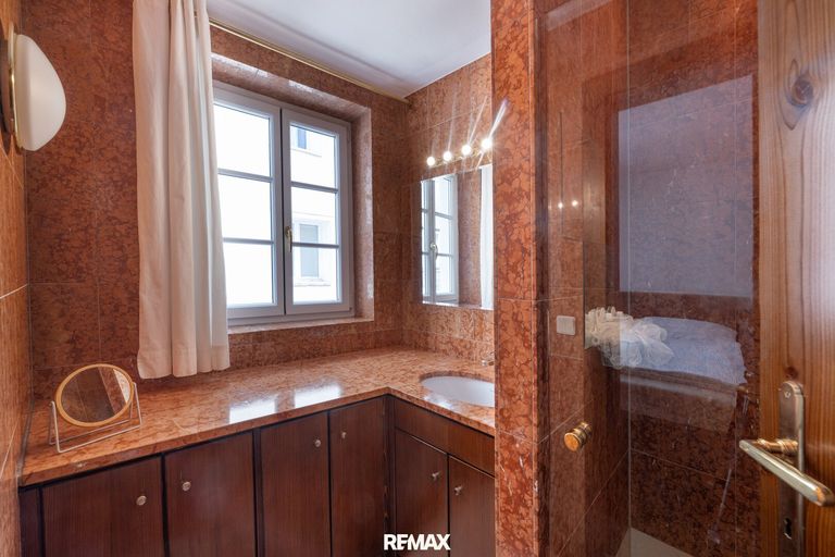 Badezimmer mit Fenster und Dusche