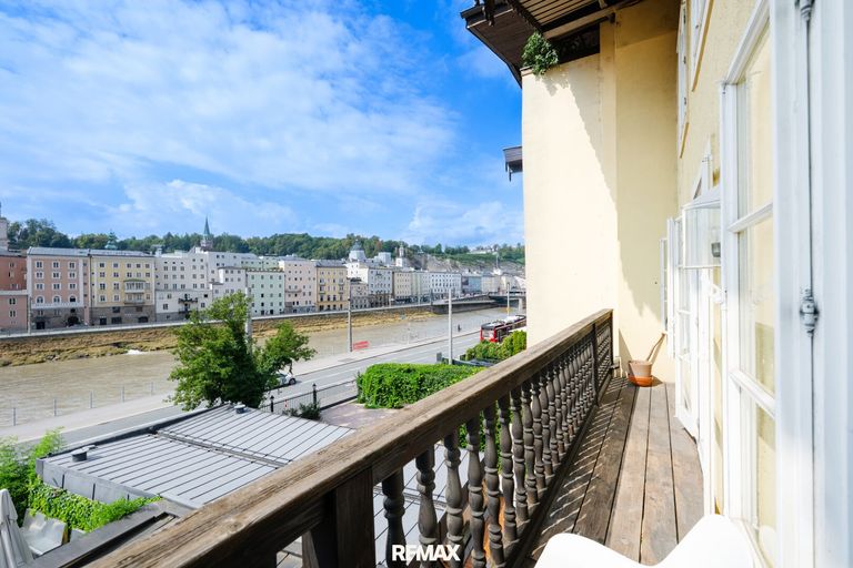 Balkon mit Blick auf die Stadt