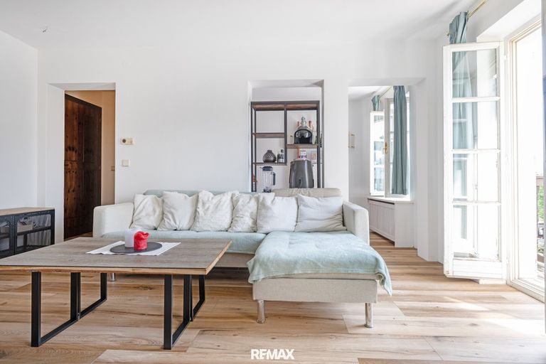 Wohnzimmer mit Zugang zur Küche und zum Eingangsbereich