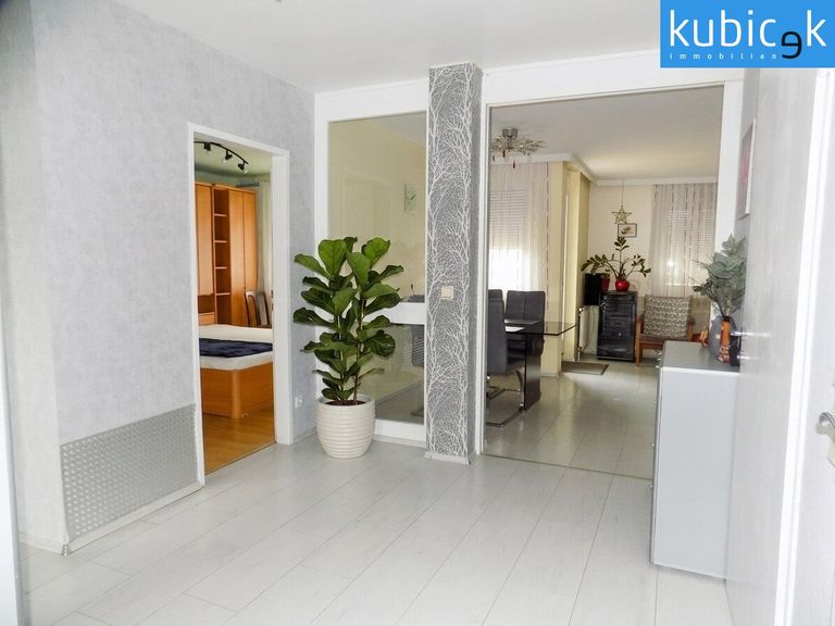 Vorraum mit Blick ins Wohnzimmer