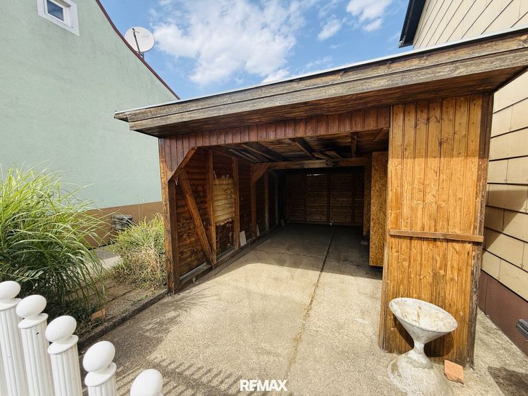 Carport mit Ausgangstür zum Haus