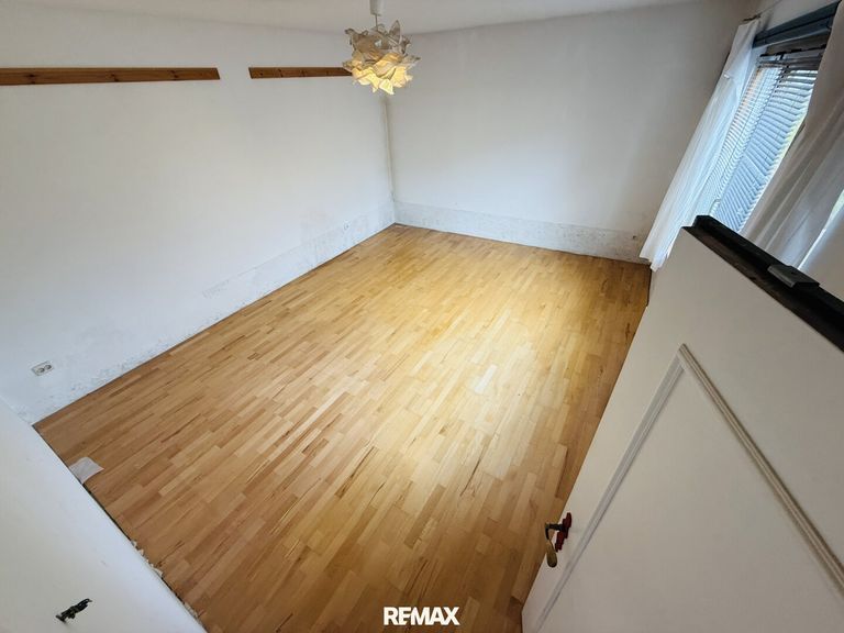 Schlafzimmer mit Blick in den Garten