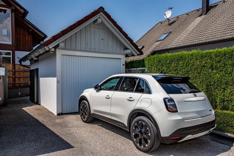 Garage mit Vorplatz