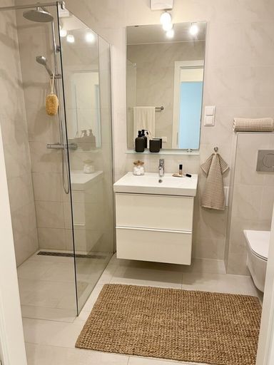 Badezimmer mit Toilette - Accessoires KI
