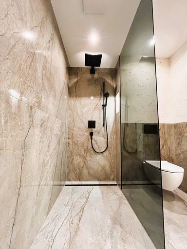 Bad 1 mit Walk-In-Dusche und WC