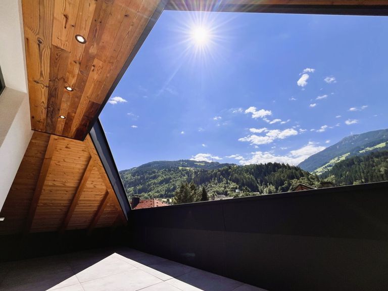 Rundum begehbare ca. 76m² große Dachterrasse