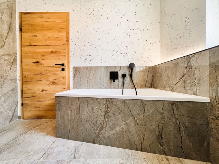 Badezimmer 2 mit Designer-Badewanne