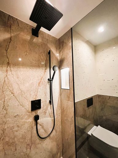 Qualitätsarmaturen von Hansgrohe und beleuchtete Wandnische