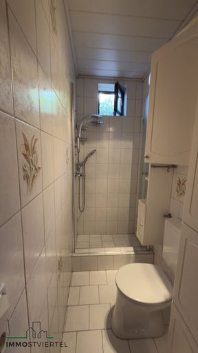 kleines Bad mit Dusche und WC