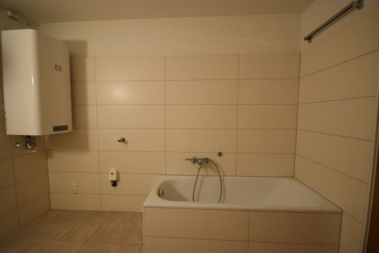 Badebereich - Große 3,5 Zimmer Wohnung mit Loggia Miete Bergheim Salzburg