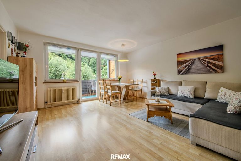 Wohn- Essbereich mit Balkon