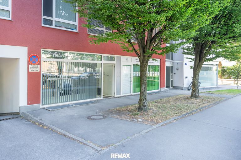 Schaufenster und Eingangsbereich