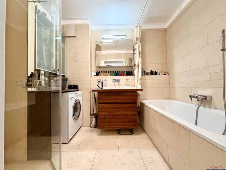 Bad (Badewanne, Glasdusche und Waschtisch)