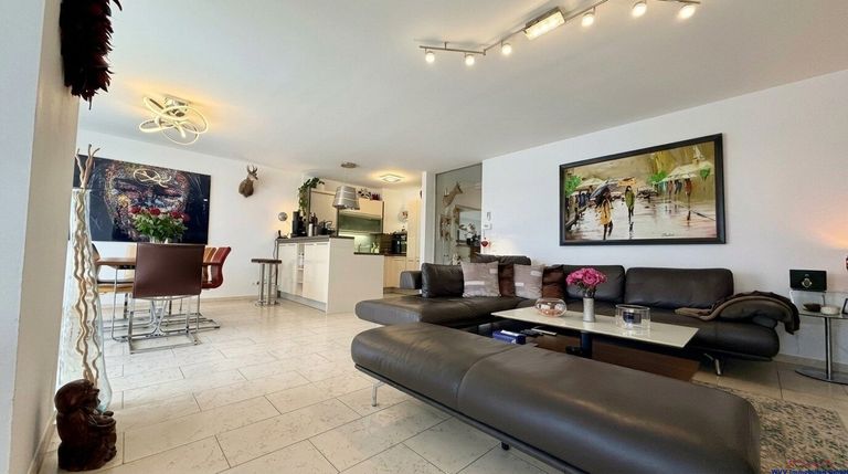 Wohnzimmer sowie Küche und Essbereich