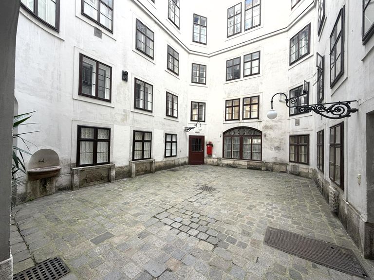 Altbauinnenhof / Eingang Wohnhausanlage