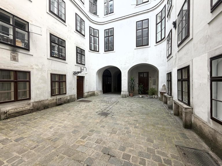 Altbauinnenhof / Eingang Wohnhausanlage