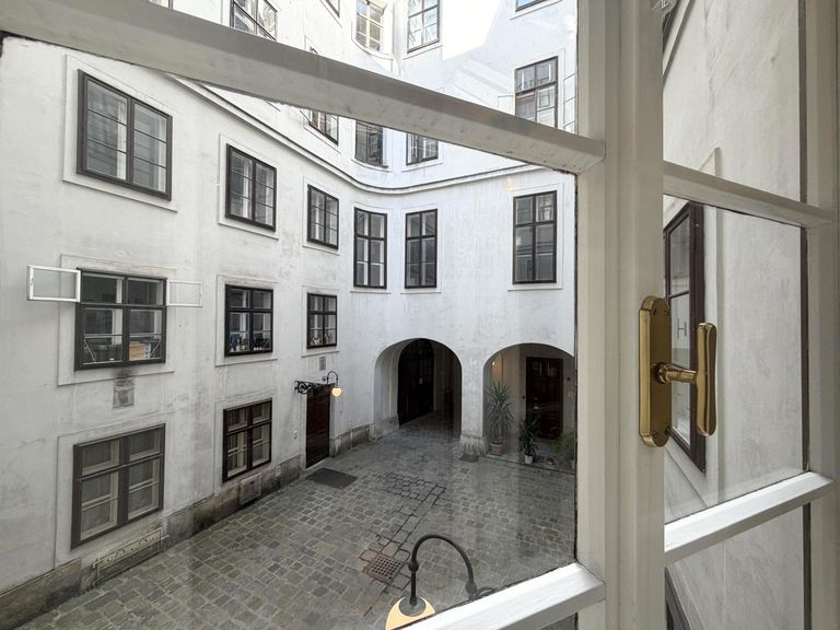 Blick in den Innenhof vom Wohnungseingang