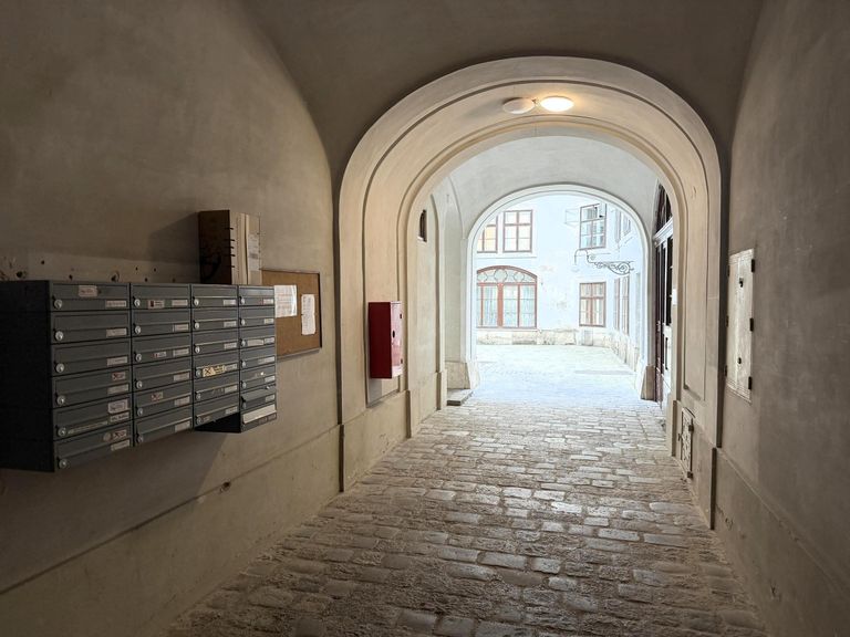 Altbauinnenhof / Eingang Wohnhausanlage