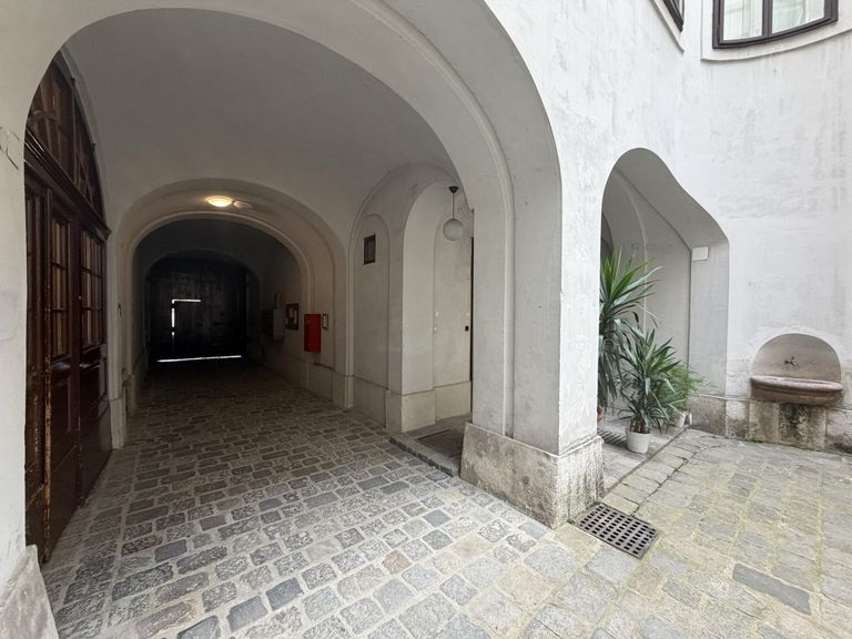 Altbauinnenhof / Eingang Wohnhausanlage
