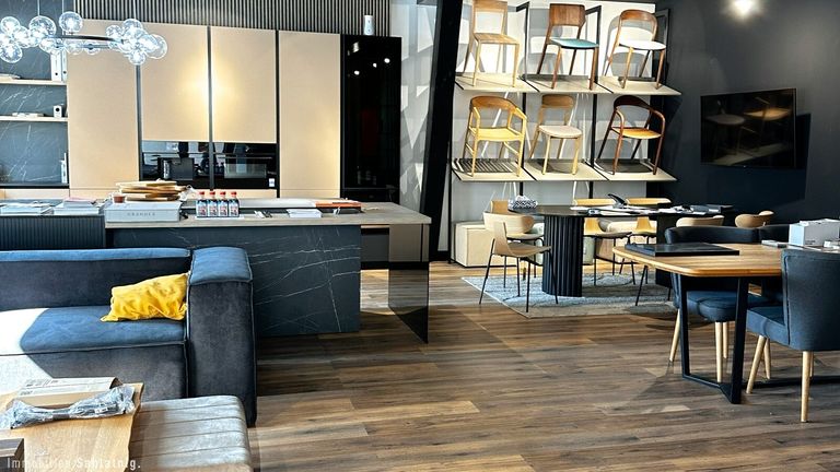 NEBENGEBÄUDE SHOWROOM