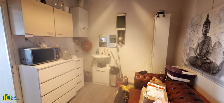 Kleine Küche mit Gastherme & Waschbecken