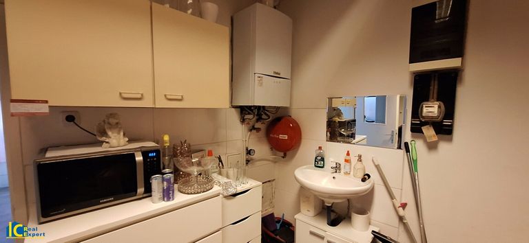 Kleine Küche mit Gastherme & Waschbecken