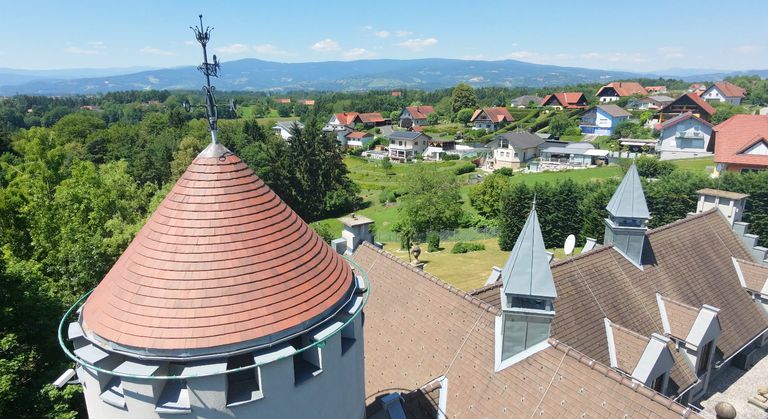 Schloss mit eigenem Turm