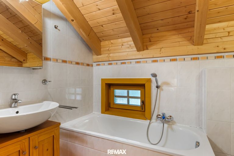 Badezimmer mit Badewanne (OG)