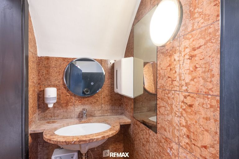 Toiletten mit Marmorfliesen