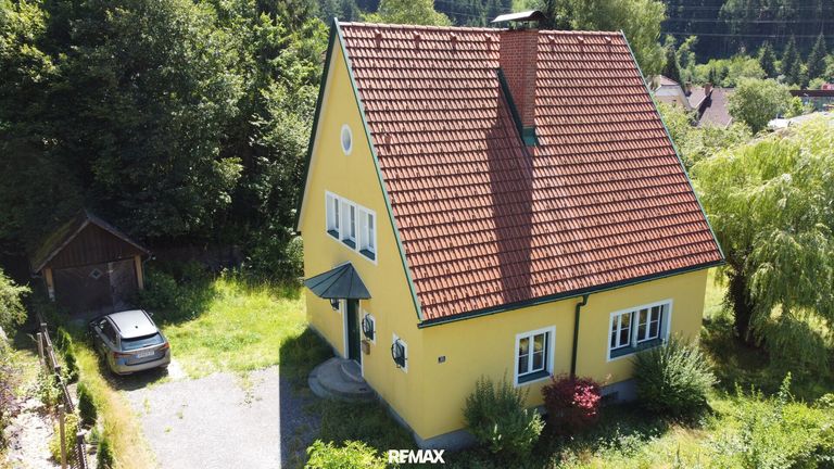 Eingebettet in ein sonniges Grundstück