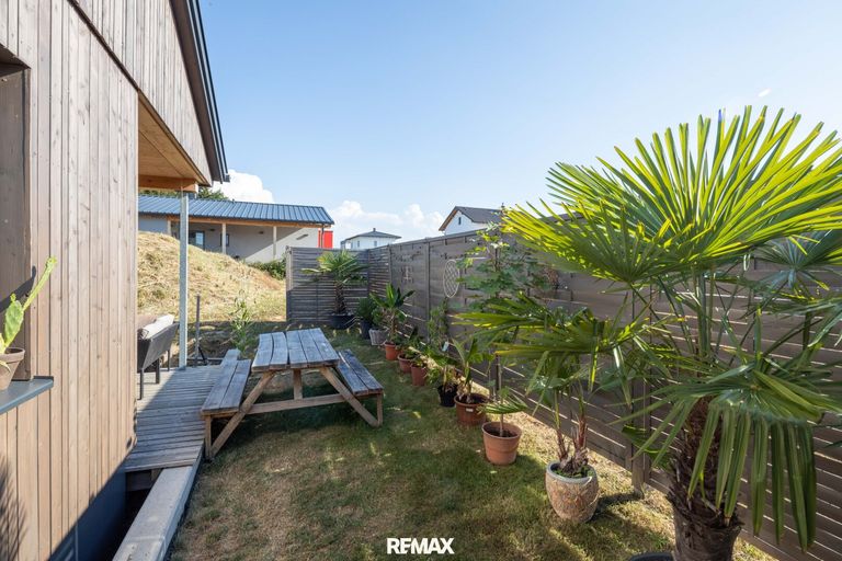sonniger Garten mit Privatsphäre