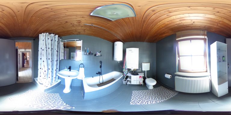 Bad mit Wanne und WC