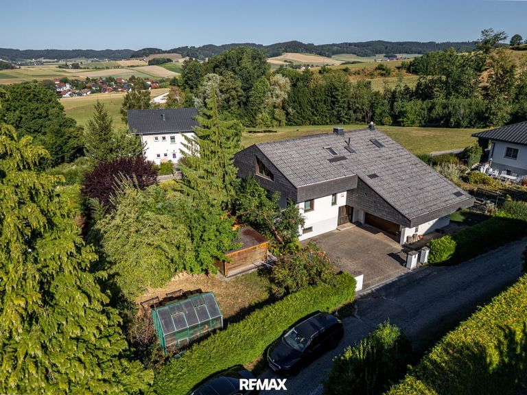 Haus mit Gewächshaus und Gartenhütte