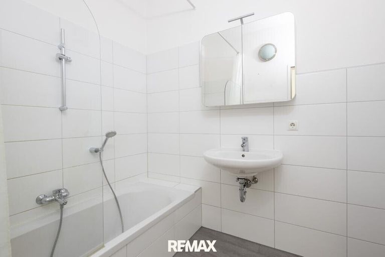 praktisches Bad mit Wanne