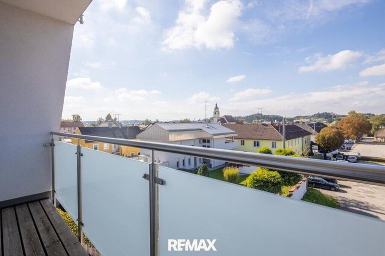 sonniger Balkon mit Gebirgsblick