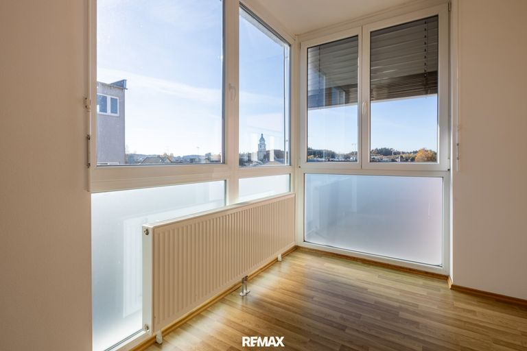 Wohn-Schlafbereich mit Panoramafenster