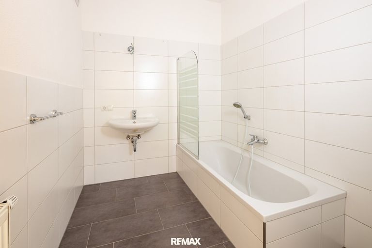 modernes Bad mit Wanne