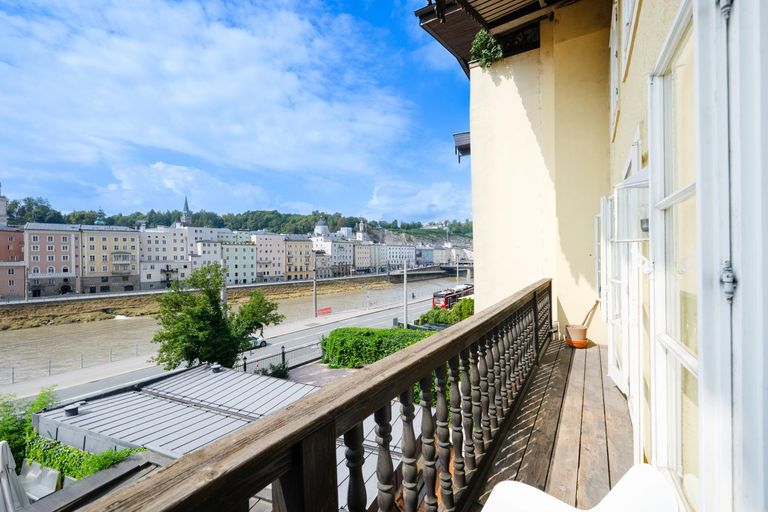 Balkon mit Blick auf die Stadt