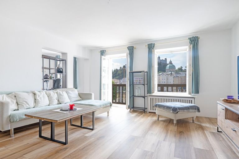 Geräumiges Wohnzimmer mit Balkonzugang